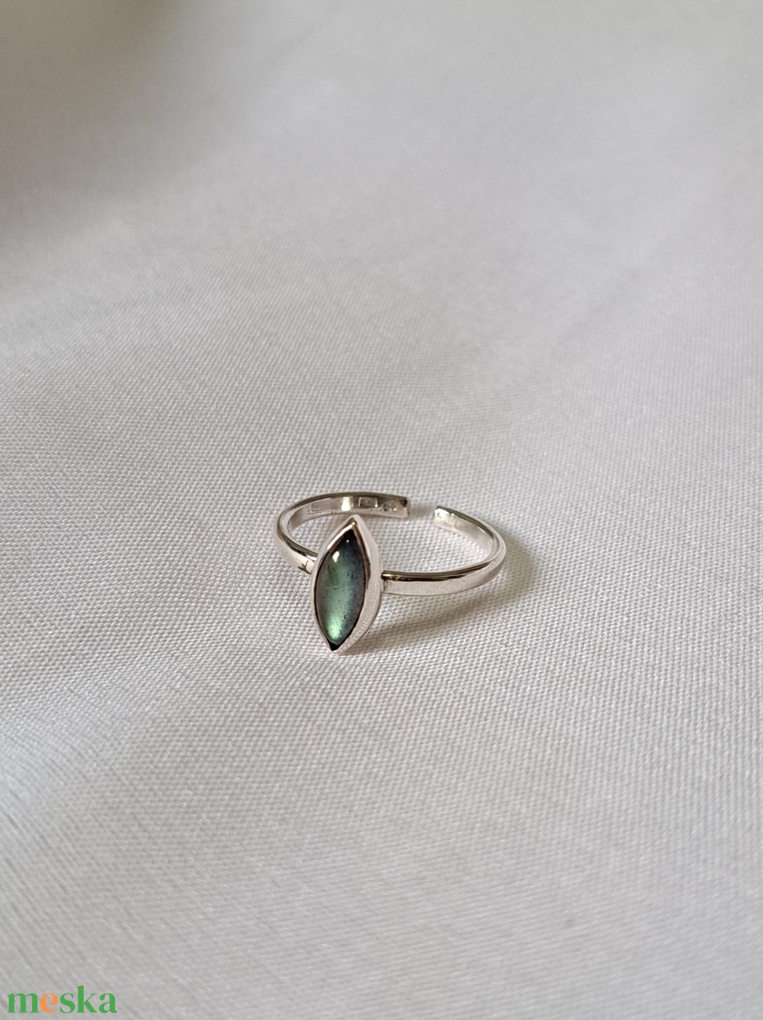 Pici labradorit gyűrűben - ékszer - gyűrű - statement gyűrű - Meska.hu