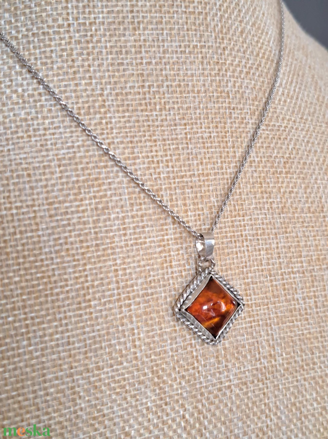 Borostyán négyzetes medál - ékszer - nyaklánc - medál - Meska.hu