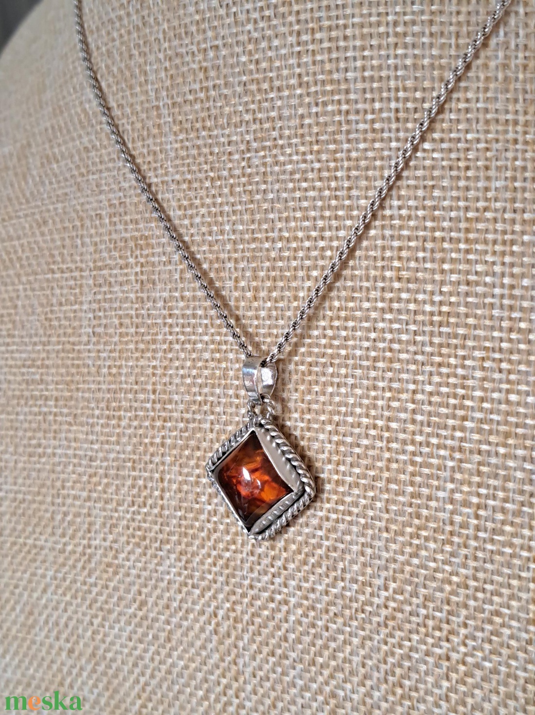 Borostyán négyzetes medál - ékszer - nyaklánc - medál - Meska.hu
