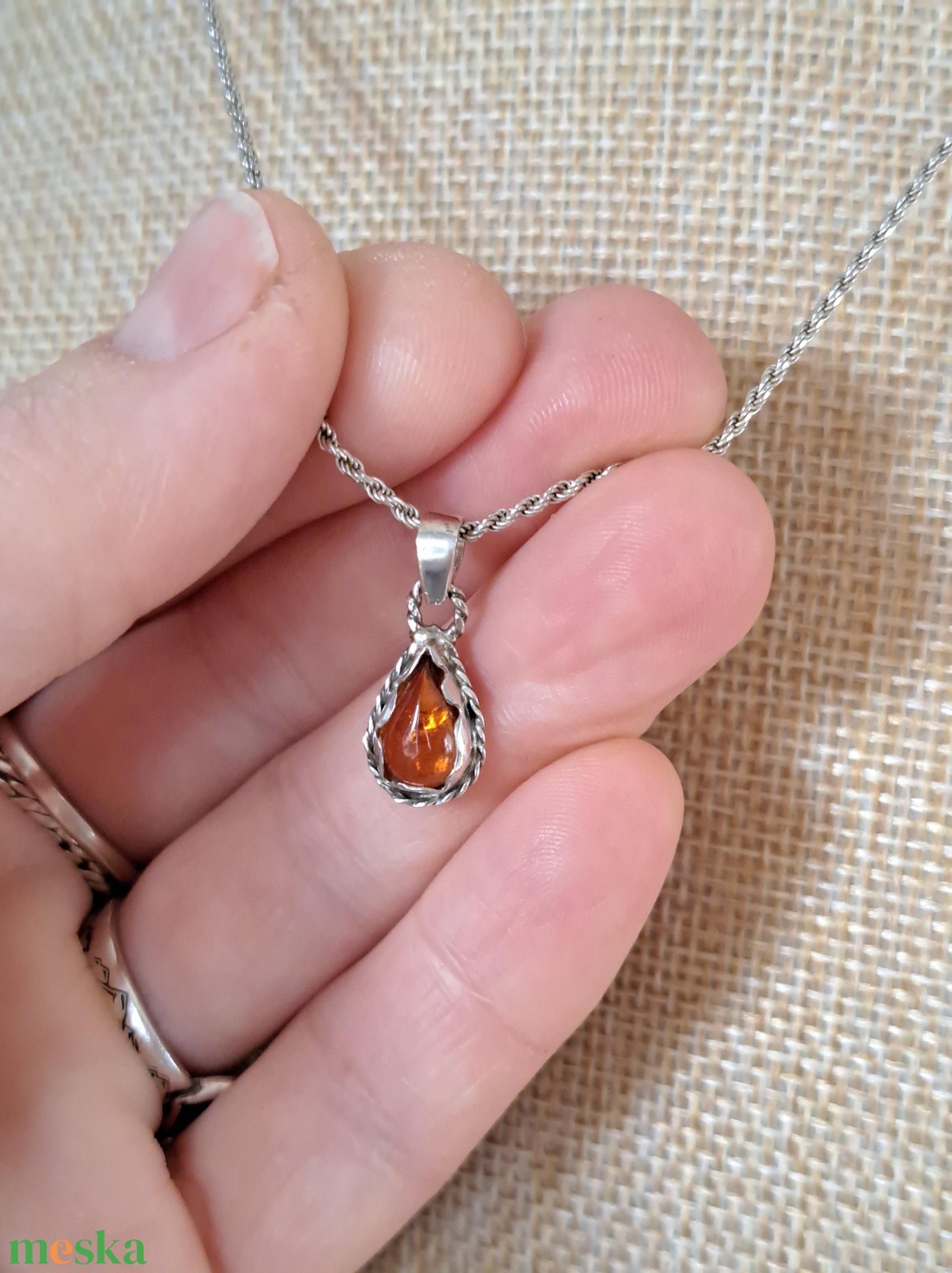 Borostyán csepp medál csavartan - ékszer - nyaklánc - medál - Meska.hu