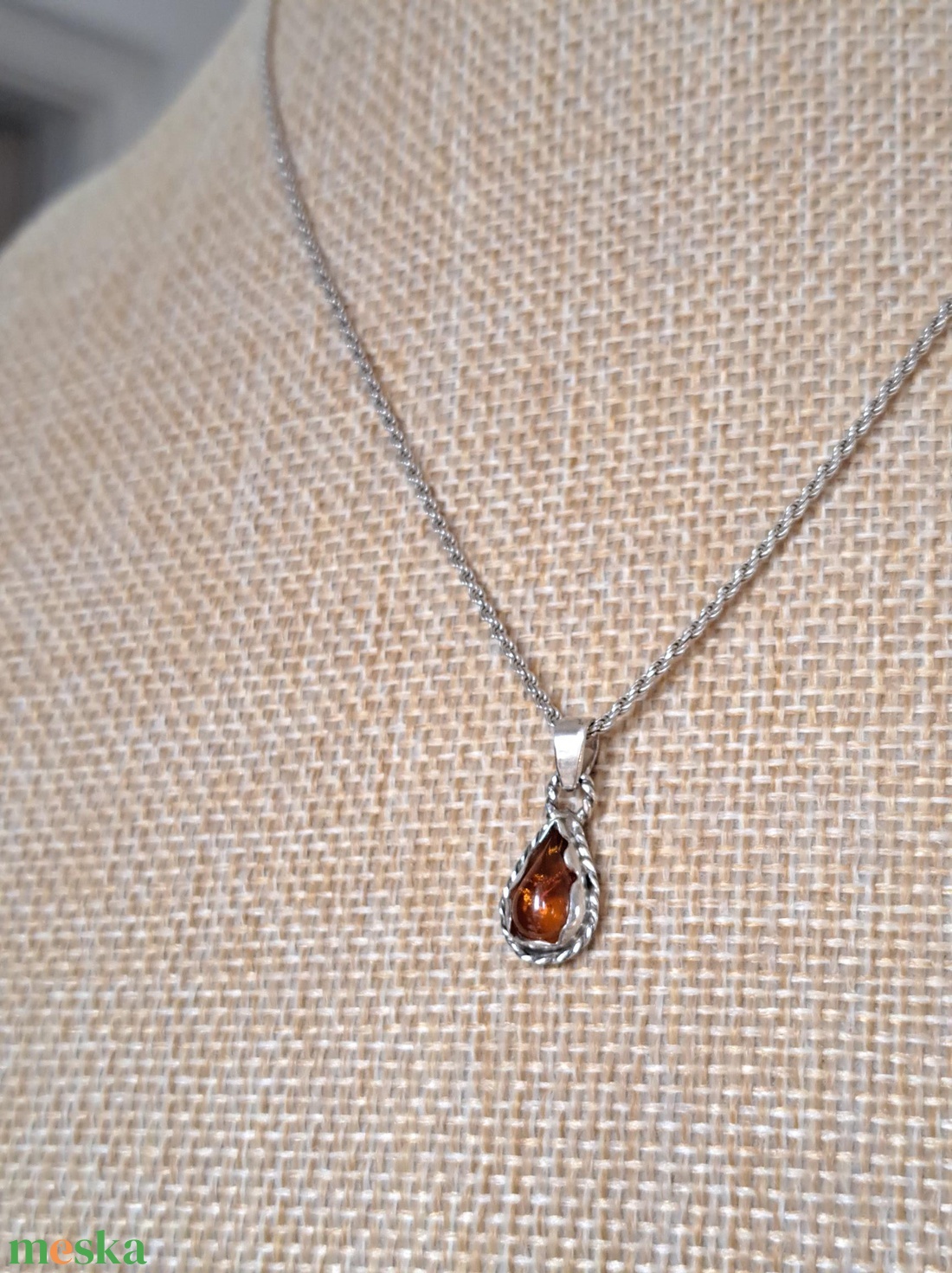 Borostyán csepp medál csavartan - ékszer - nyaklánc - medál - Meska.hu
