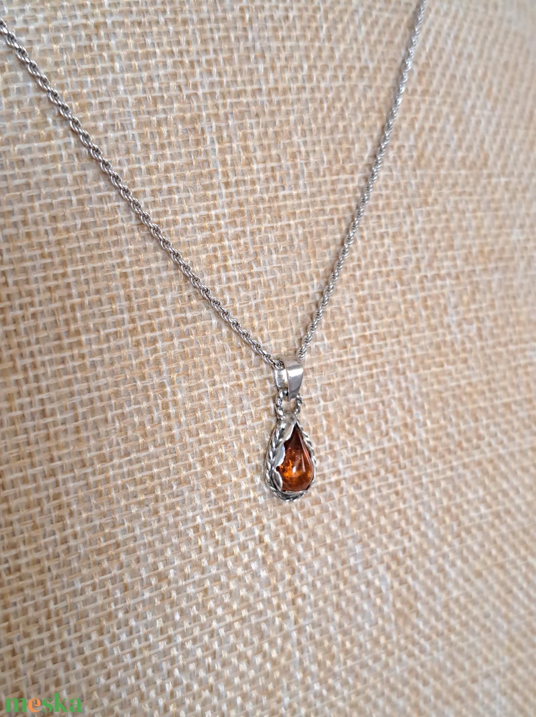 Borostyán csepp medál csavartan - ékszer - nyaklánc - medál - Meska.hu