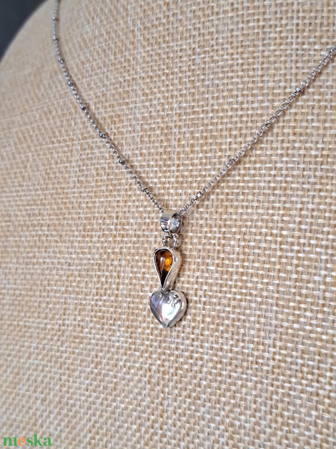 Borostyán csepp medál ezüst szívecskével. - ékszer - nyaklánc - medál - Meska.hu