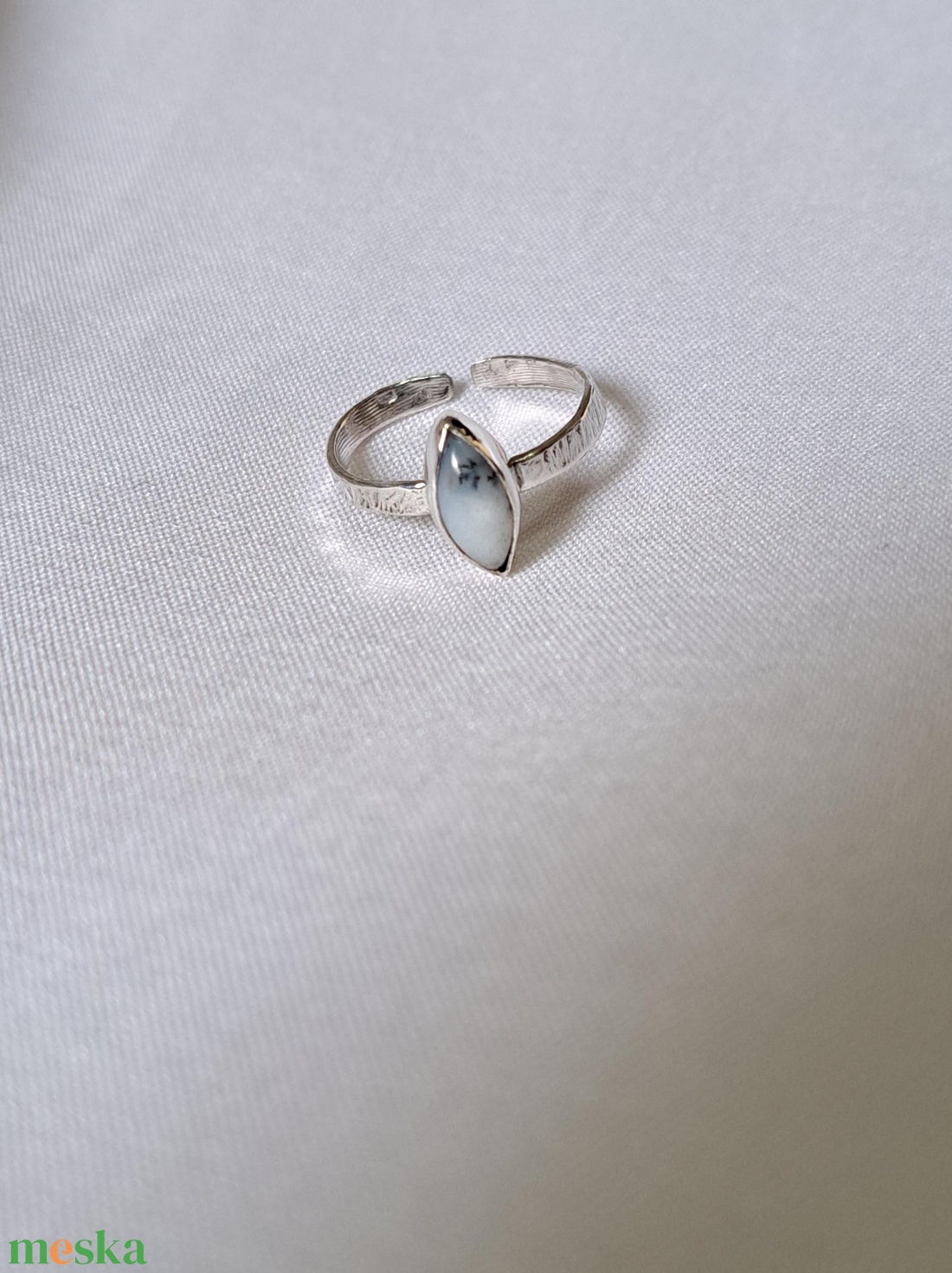 Pici mandula formájú merlinit gyűrű - ékszer - gyűrű - statement gyűrű - Meska.hu