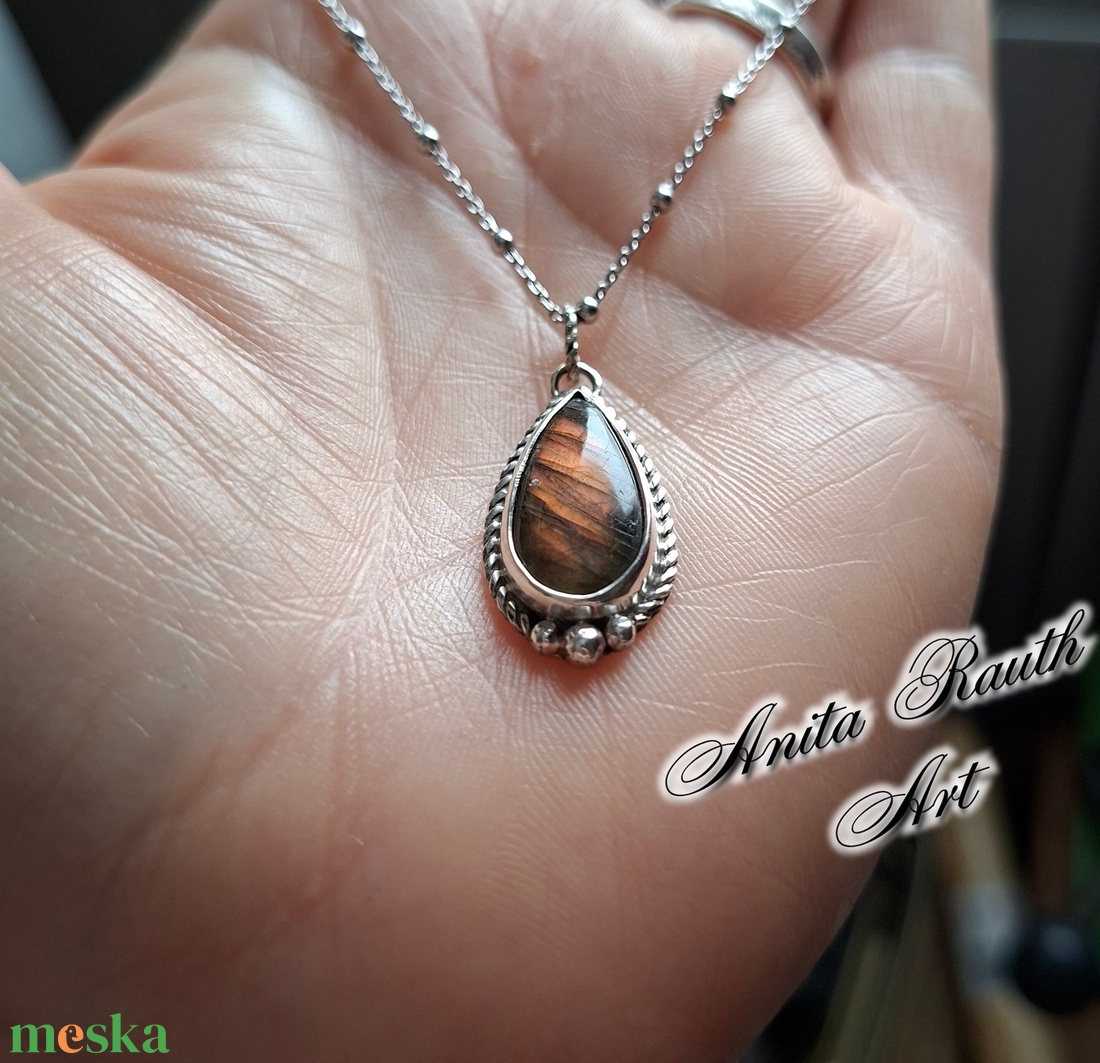 Labradorit medál - lilás árnyalattal - ékszer - nyaklánc - medál - Meska.hu