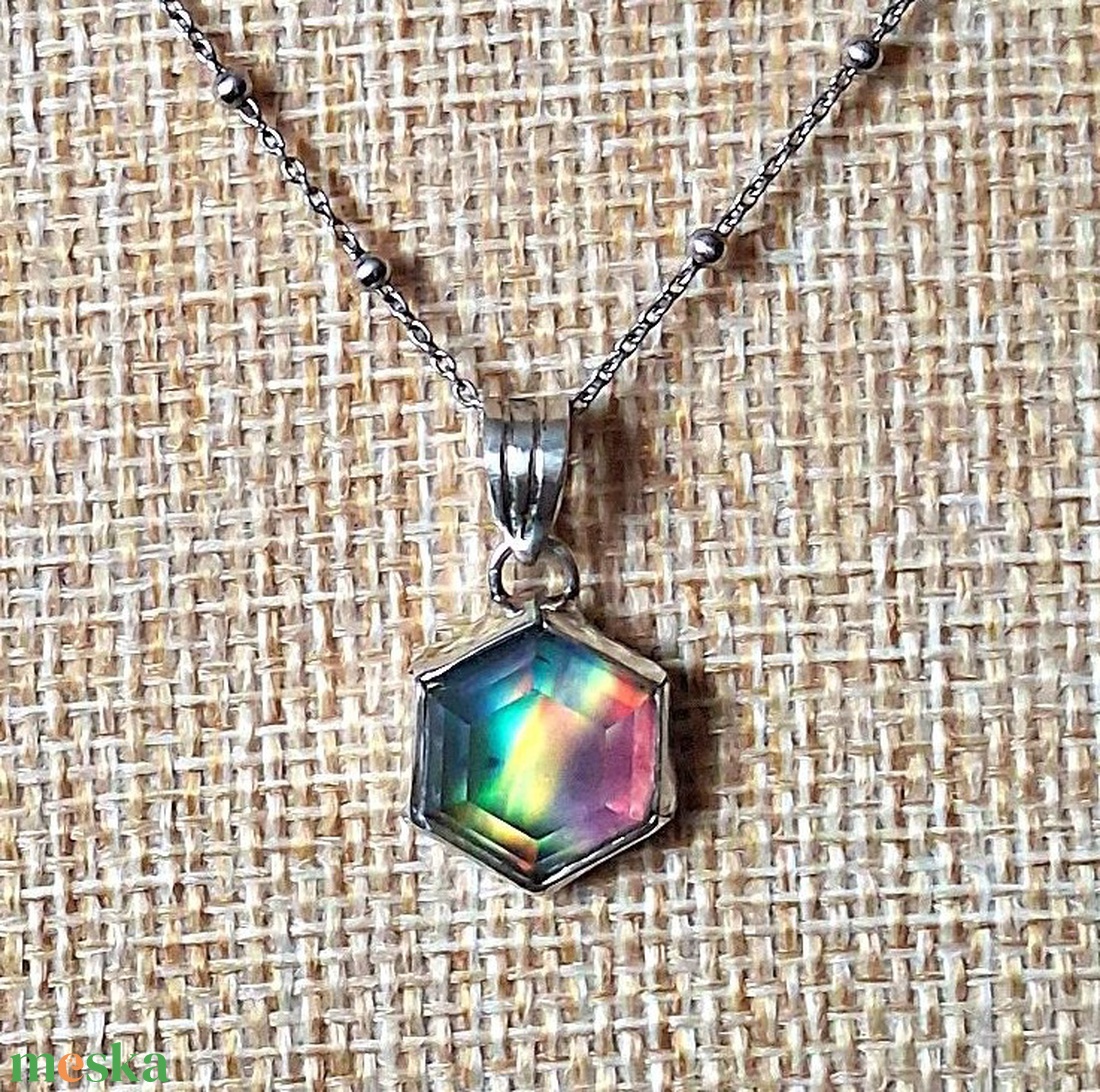 Aurora opál hatszög medál  - ékszer - nyaklánc - medál - Meska.hu