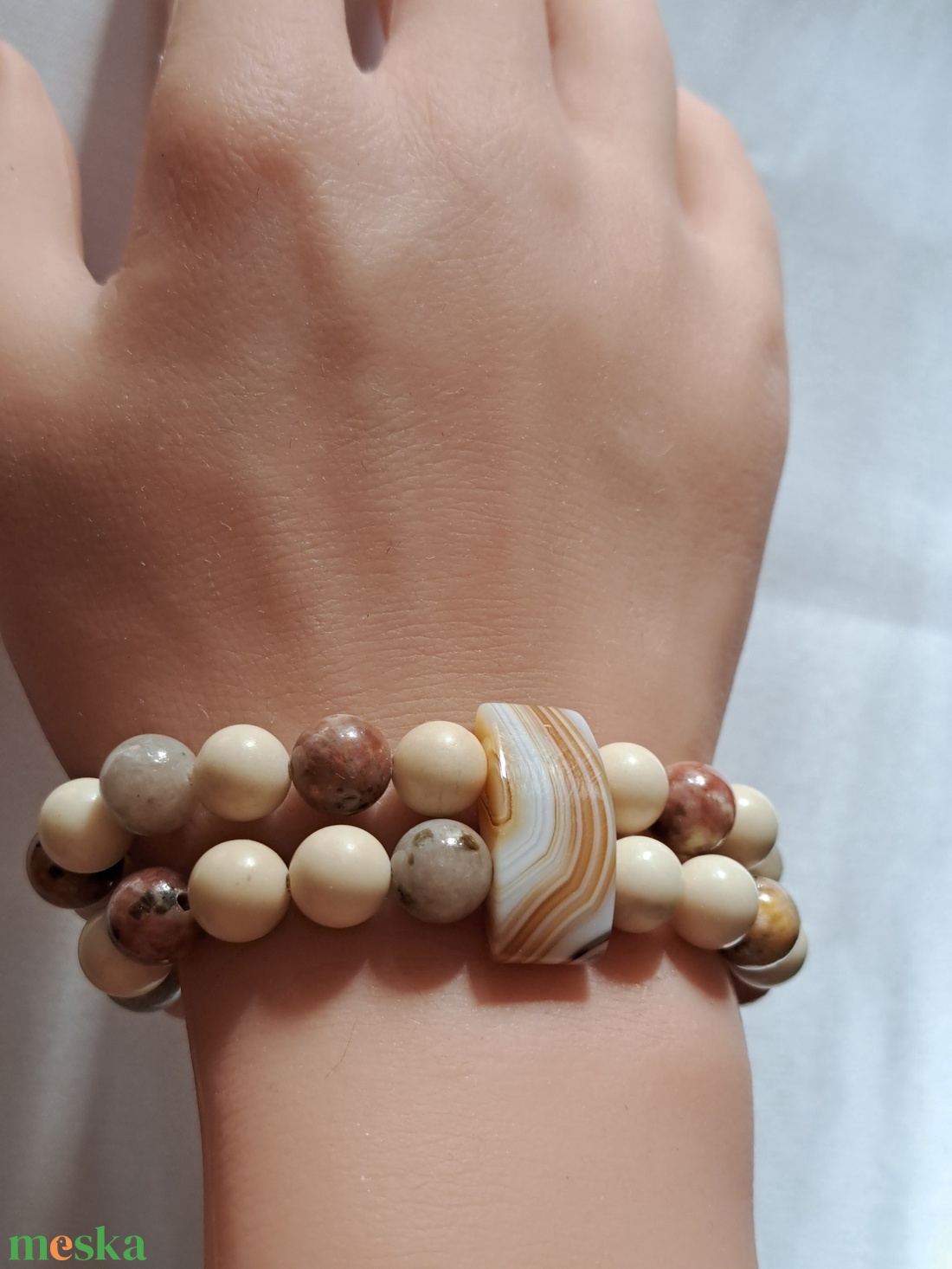 Elefántcsont jáde és szilvavirág jáspis karkötő achát pillérekkel - ékszer - karkötő - ásványkarkötő - Meska.hu