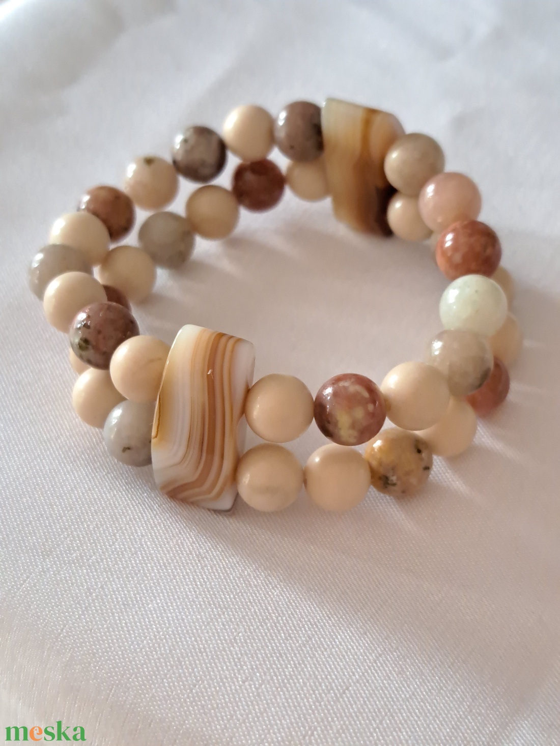 Elefántcsont jáde és szilvavirág jáspis karkötő achát pillérekkel - ékszer - karkötő - ásványkarkötő - Meska.hu