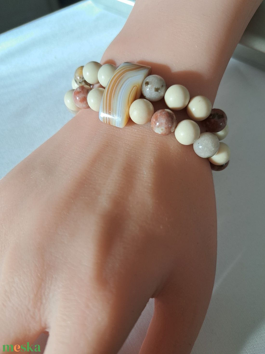 Elefántcsont jáde és szilvavirág jáspis karkötő achát pillérekkel - ékszer - karkötő - ásványkarkötő - Meska.hu