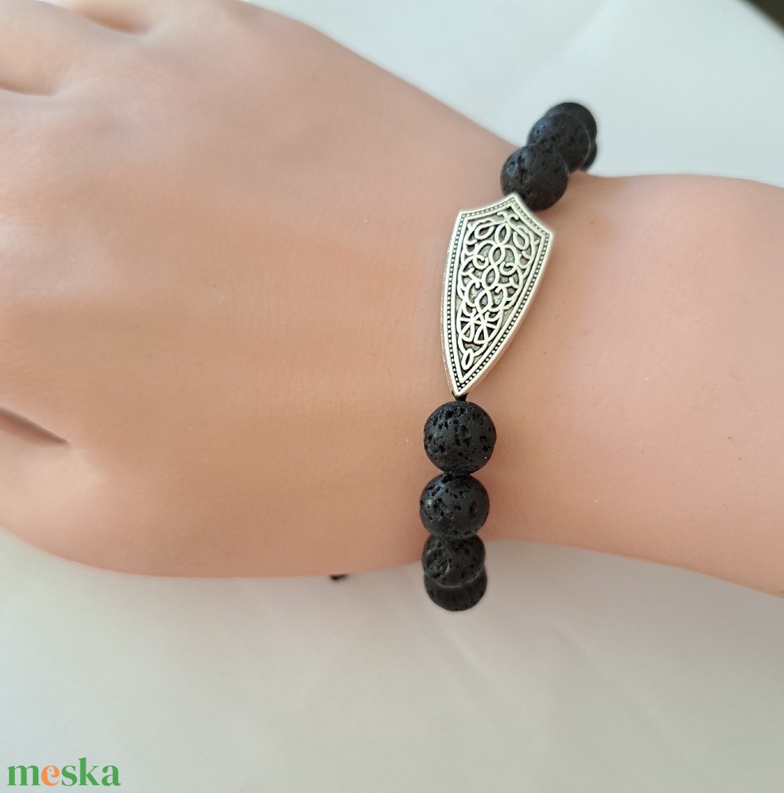 Lávaköves karkötő fémdísszel - ékszer - karkötő - ásványkarkötő - Meska.hu