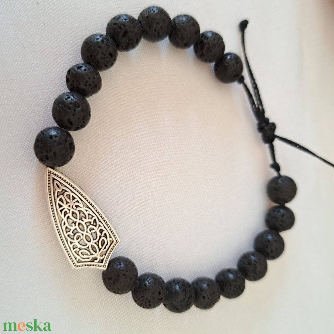 Lávaköves karkötő fémdísszel - ékszer - karkötő - ásványkarkötő - Meska.hu