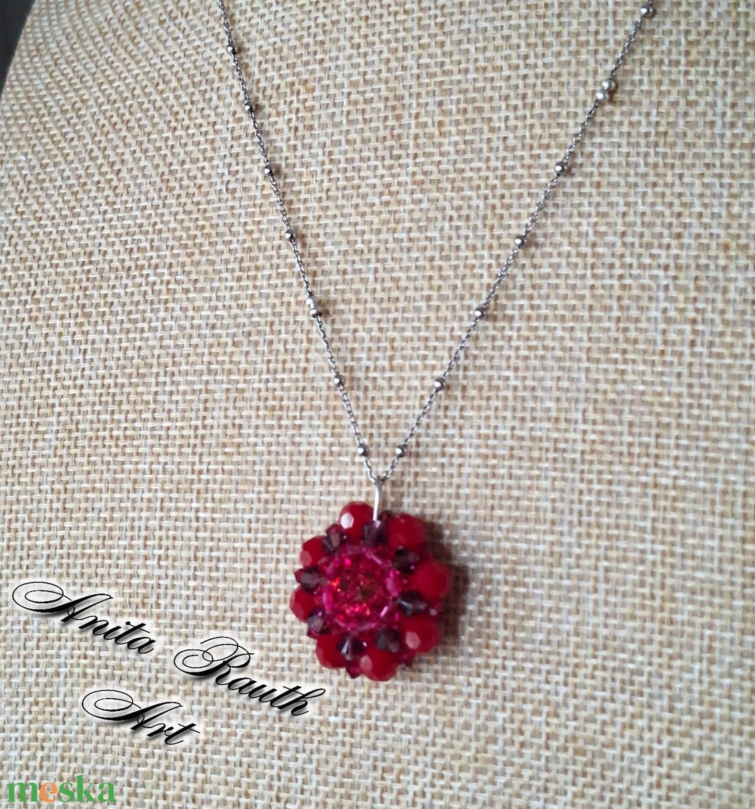 Swarovski gyöngymedál Swarovski kristállyal a közepén  - ékszer - nyaklánc - medál - Meska.hu