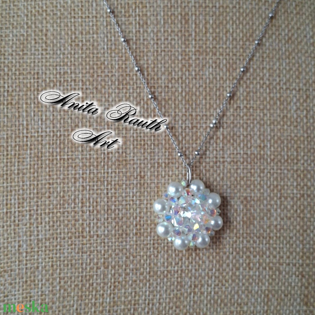 Swarovski gyöngymedál Swarovski kristállyal a közepén  - ékszer - nyaklánc - medál - Meska.hu