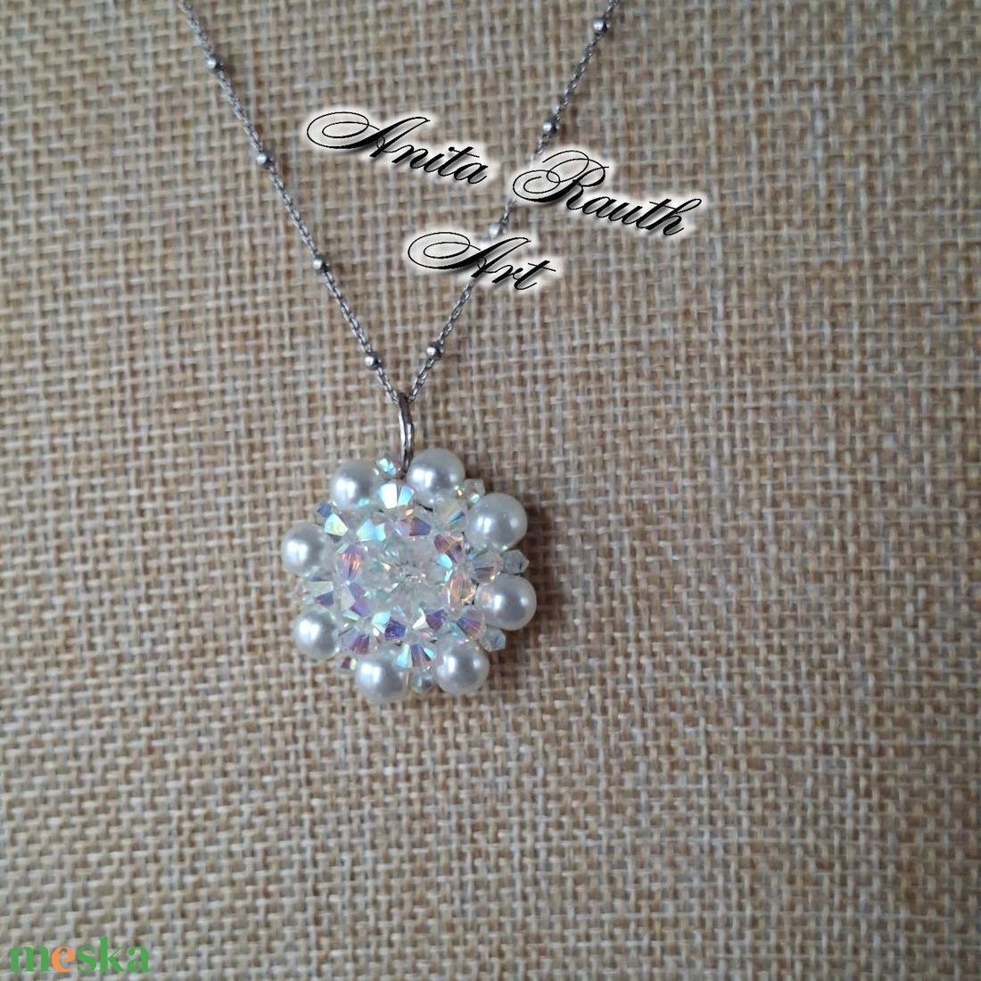 Swarovski gyöngymedál Swarovski kristállyal a közepén  - ékszer - nyaklánc - medál - Meska.hu