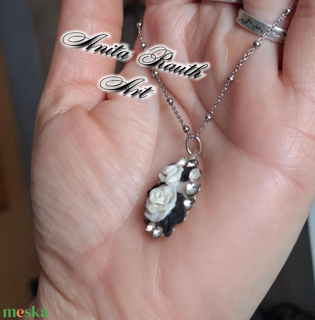 Rózsák strasszkövekkel - ékszer - nyaklánc - medál - Meska.hu