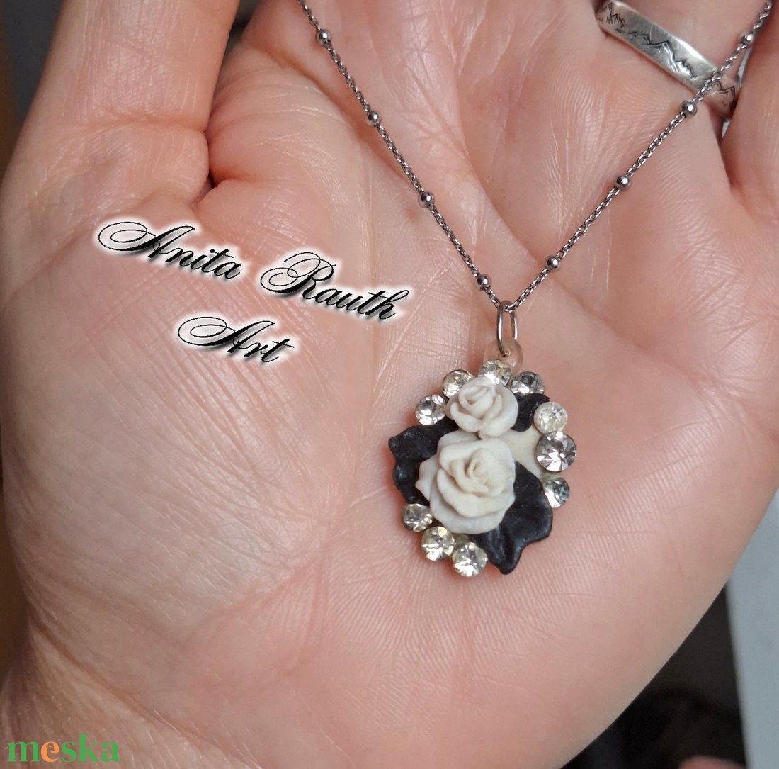 Rózsák strasszkövekkel - ékszer - nyaklánc - medál - Meska.hu
