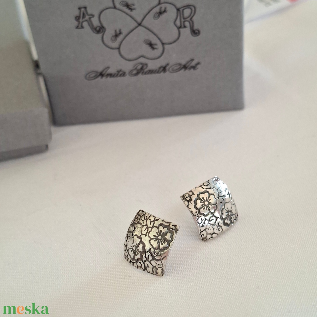 Virág mintás ezüst fülbevalók - ékszer - fülbevaló - pötty fülbevaló - Meska.hu