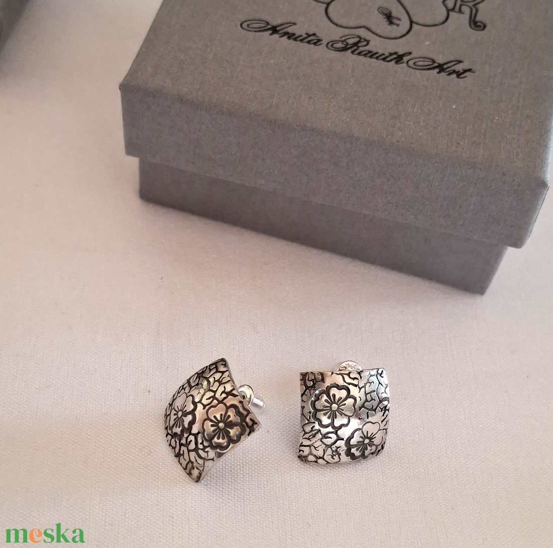 Virág mintás ezüst fülbevalók - ékszer - fülbevaló - pötty fülbevaló - Meska.hu