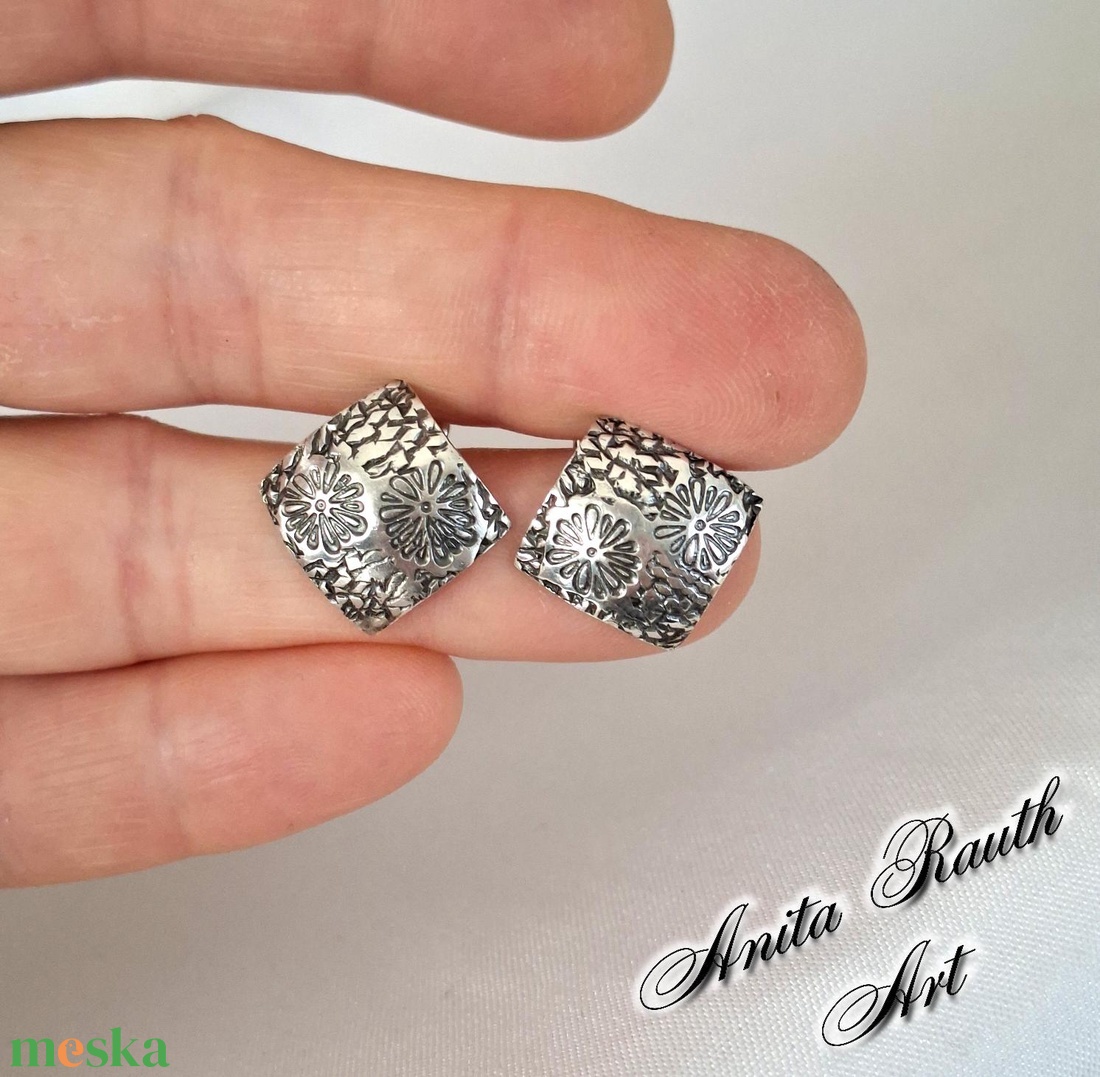 Virág mintás ezüst fülbevalók - ékszer - fülbevaló - pötty fülbevaló - Meska.hu