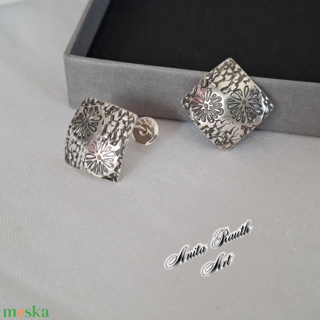 Virág mintás ezüst fülbevalók - ékszer - fülbevaló - pötty fülbevaló - Meska.hu