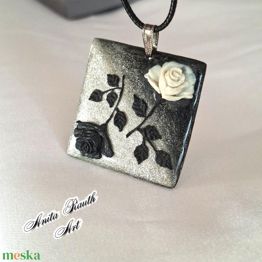 Rózsák elegáns medálban - ékszer - nyaklánc - medál - Meska.hu