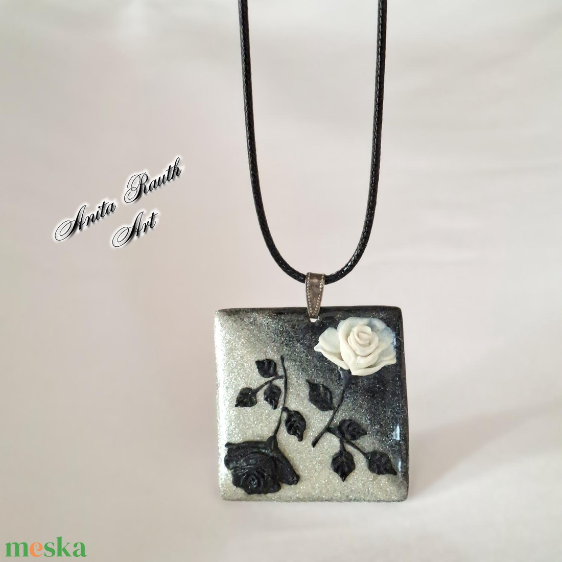 Rózsák elegáns medálban - ékszer - nyaklánc - medál - Meska.hu