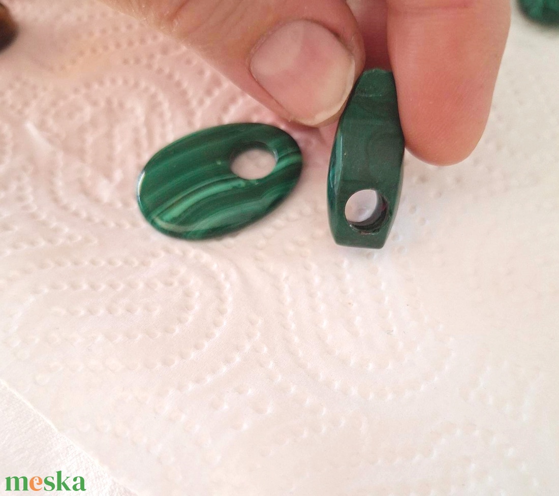 Malachit lyukas medál - kellékek & szerszámok - gyöngyfűzés kellékek - cabochon - Meska.hu