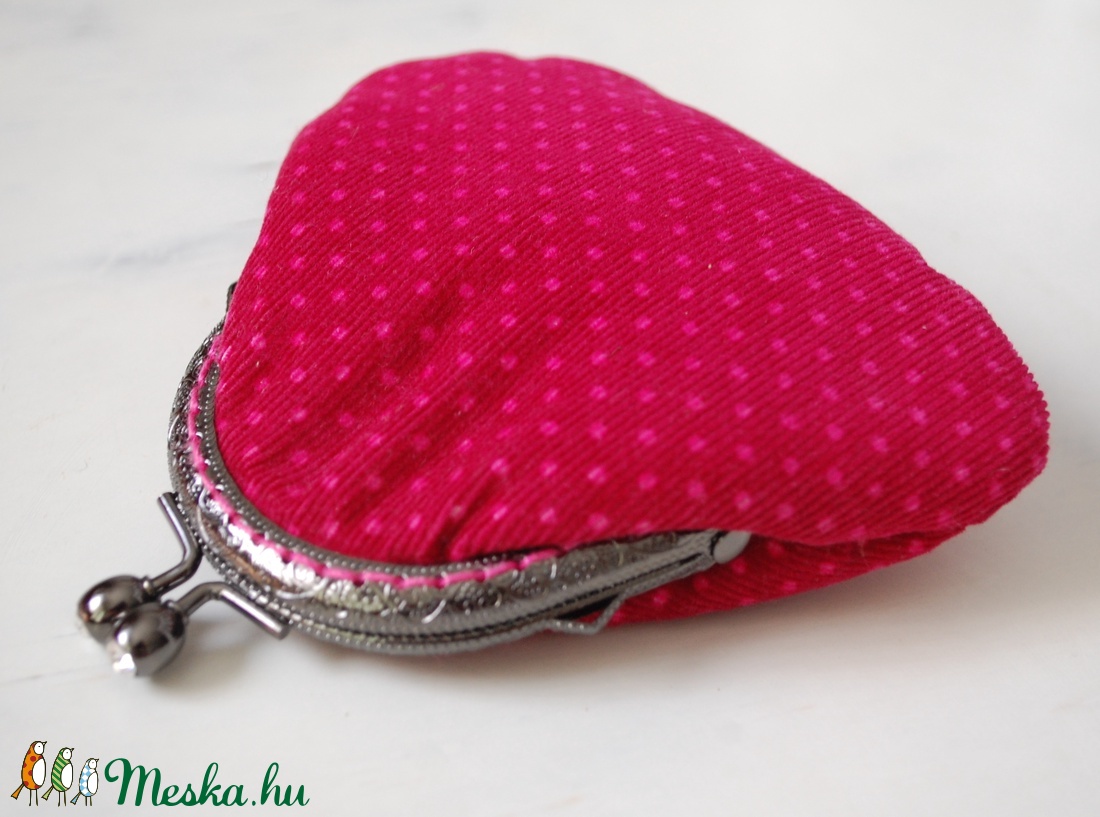 Kis bugyrok sorozat - Pink alapon rózsaszín pöttyös bugyor ezüst, csillogó kapcsú fém kerettel -  - Meska.hu
