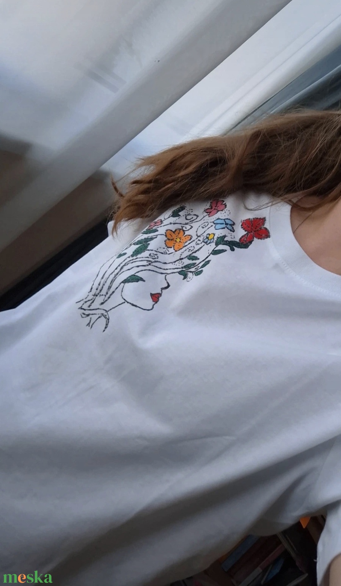 Szirmok közt -kézzel készült fehér póló - ruha & divat - női ruha - póló, felső - Meska.hu