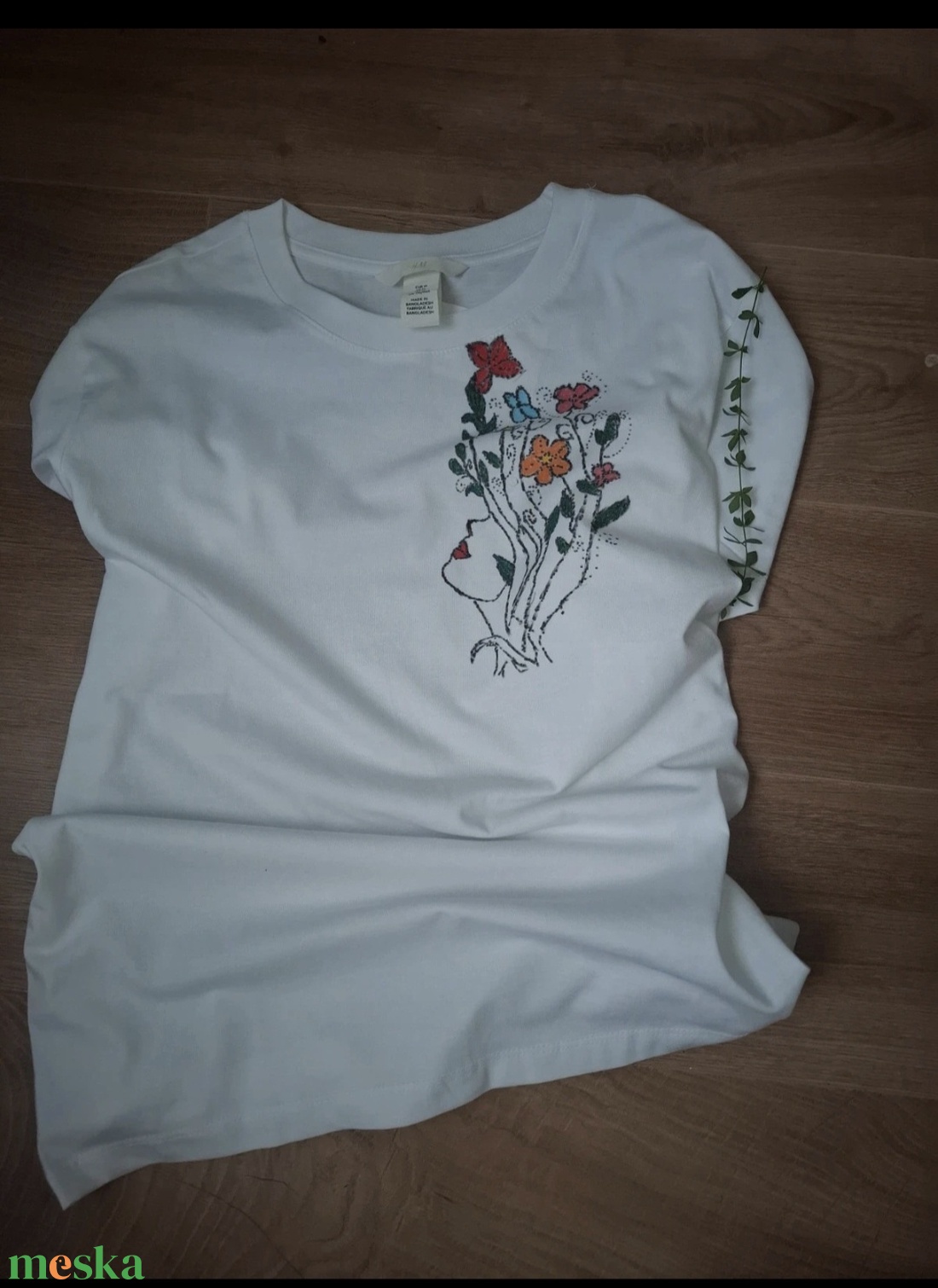 Szirmok közt -kézzel készült fehér póló - ruha & divat - női ruha - póló, felső - Meska.hu