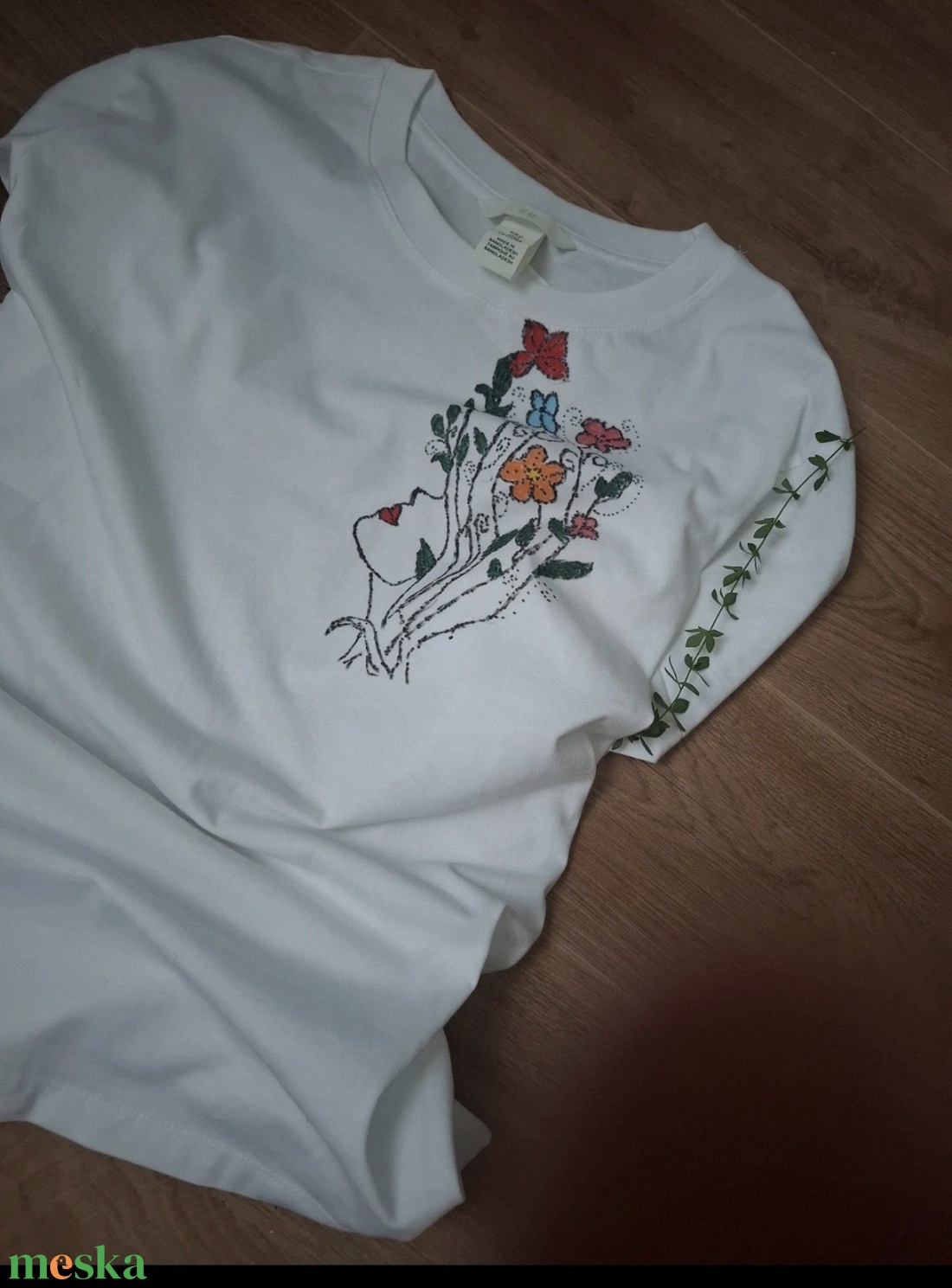 Szirmok közt -kézzel készült fehér póló - ruha & divat - női ruha - póló, felső - Meska.hu