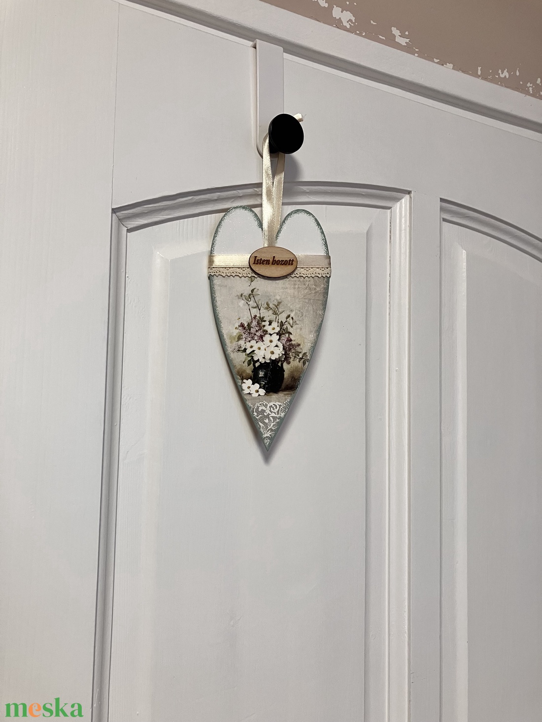 Dekupázsolt virágos ajtódísz - tavaszai kopogtató bejárati ajtóra - otthon & életmód - dekoráció - ajtó- és ablak dekoráció - ajtódísz & kopogtató - Meska.hu