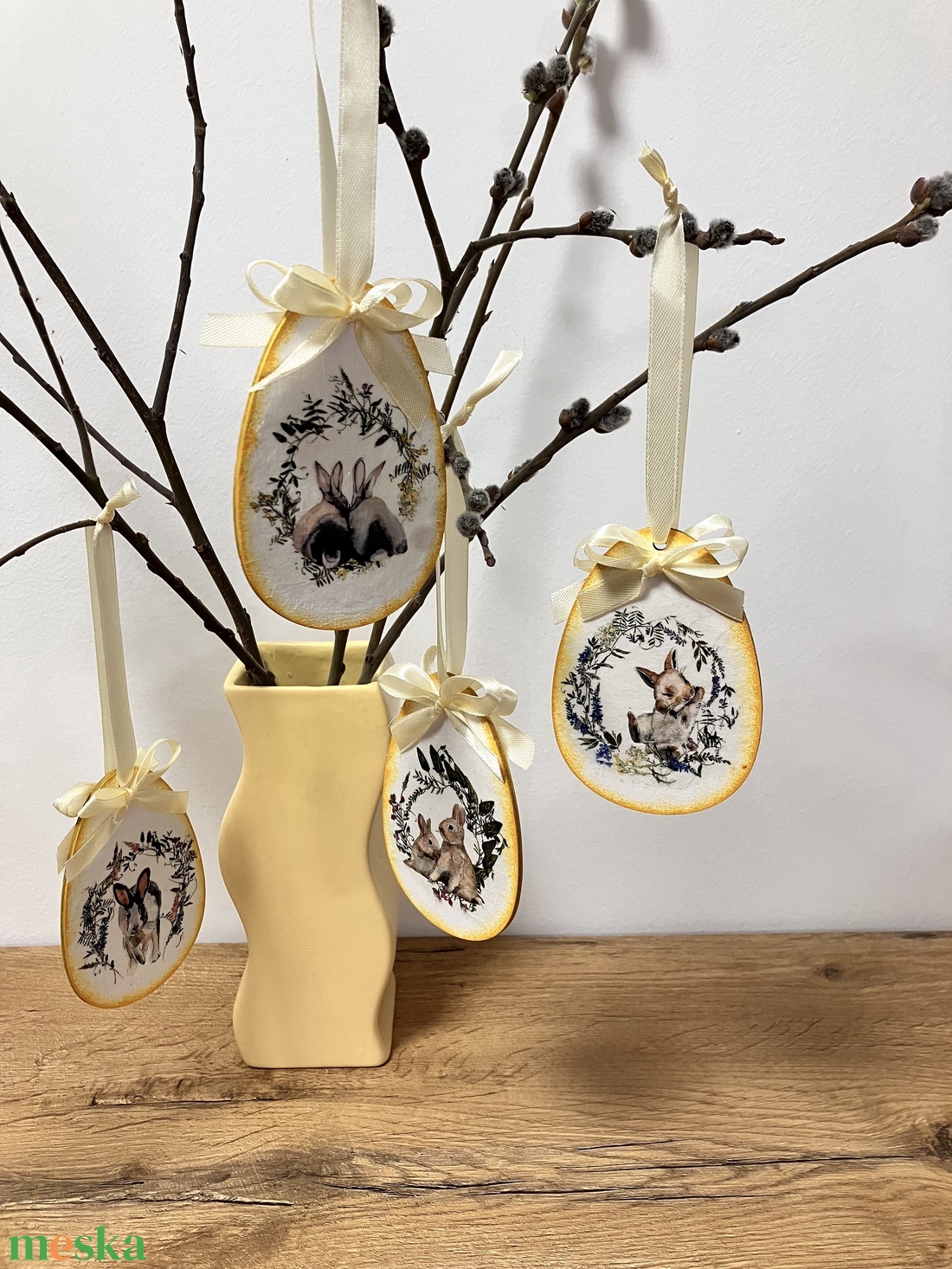 Húsvéti tojás nyulas mintával - sárga tavaszi dekoráció - ünnepi díszek, dekorációk - húsvéti díszek és dekorációk - húsvéti tojás, hímestojás - Meska.hu