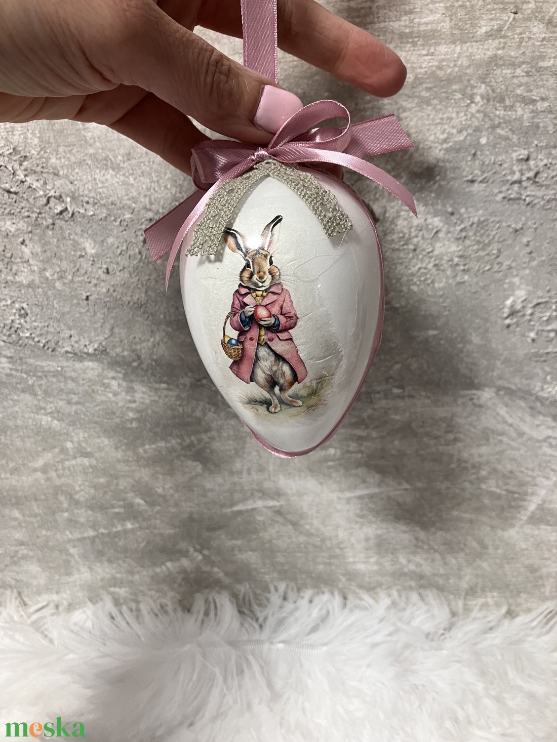 Húsvéti tojás nyuszis - rózsaszín szalaggal - ünnepi díszek, dekorációk - húsvéti díszek és dekorációk - húsvéti tojás, hímestojás - Meska.hu