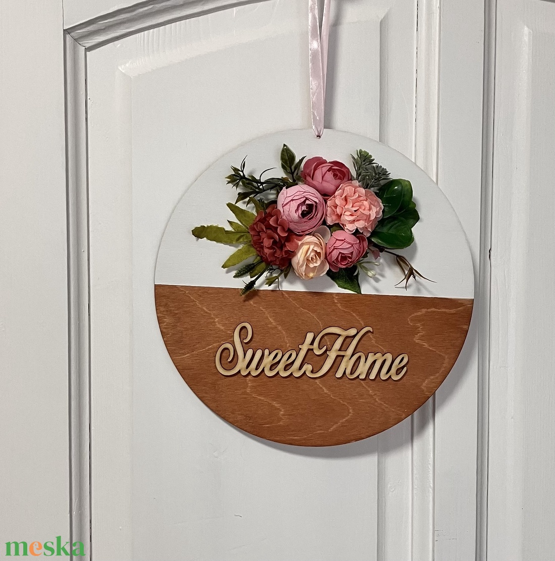 Ajtódísz virágokkal Sweet Home felirattal - Ajtókopogtató - otthon & életmód - dekoráció - ajtó- és ablak dekoráció - ajtódísz & kopogtató - Meska.hu