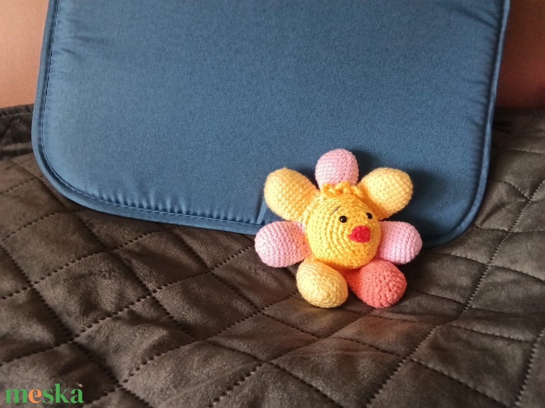 Vidám amigurumi virág-kézzel horgolt kabala - játék & sport - plüssállat & játékfigura - más figura - Meska.hu