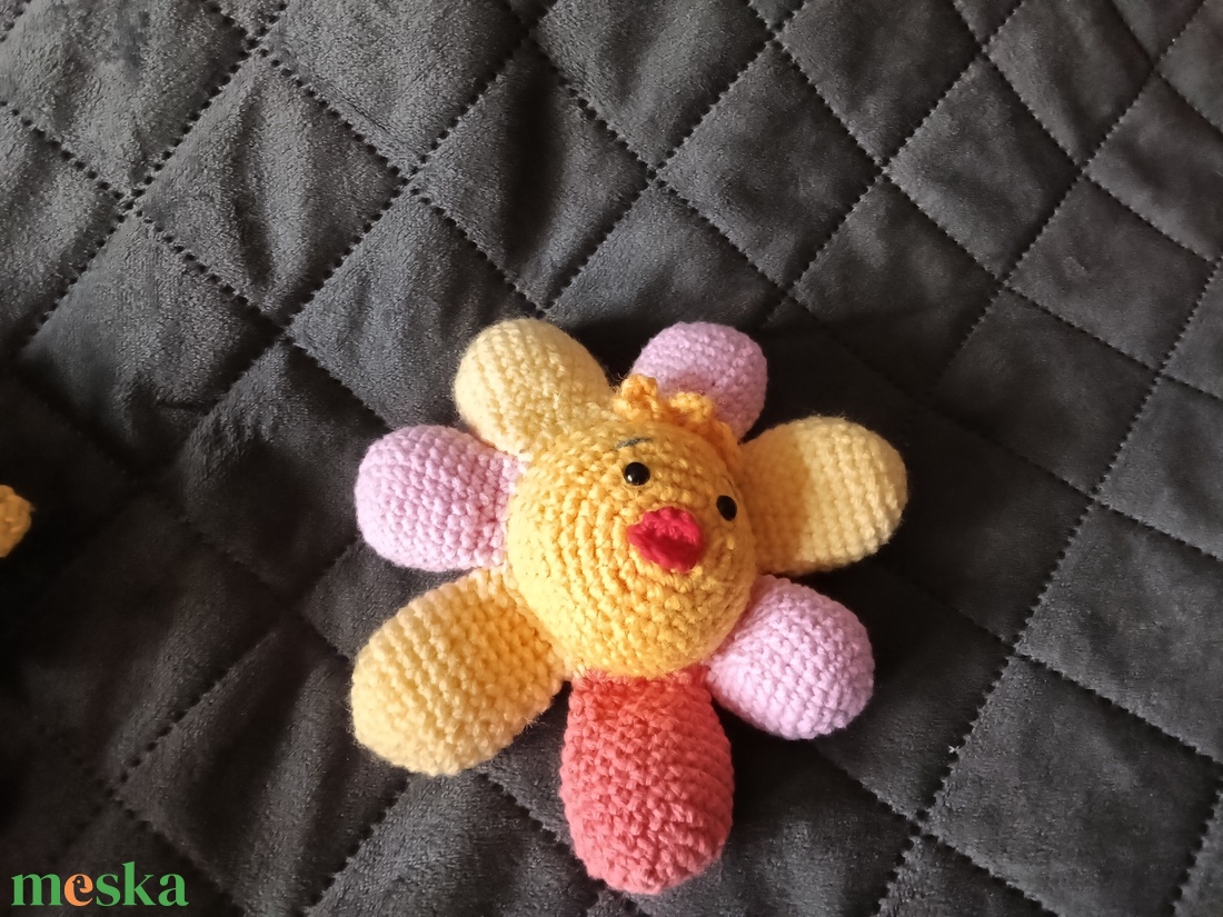 Vidám amigurumi virág-kézzel horgolt kabala - játék & sport - plüssállat & játékfigura - más figura - Meska.hu