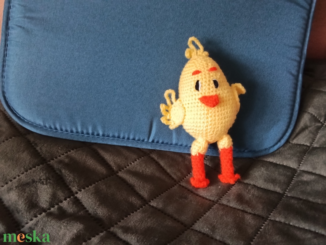 Horgolt amigurumi csibe figura -lógó lábú kiscsirke - játék & sport - plüssállat & játékfigura - madár - Meska.hu