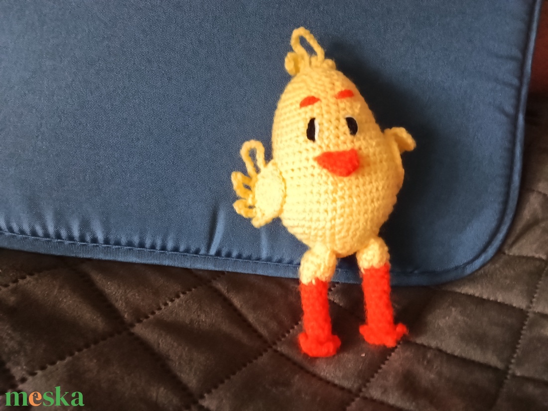 Horgolt amigurumi csibe figura -lógó lábú kiscsirke - játék & sport - plüssállat & játékfigura - madár - Meska.hu