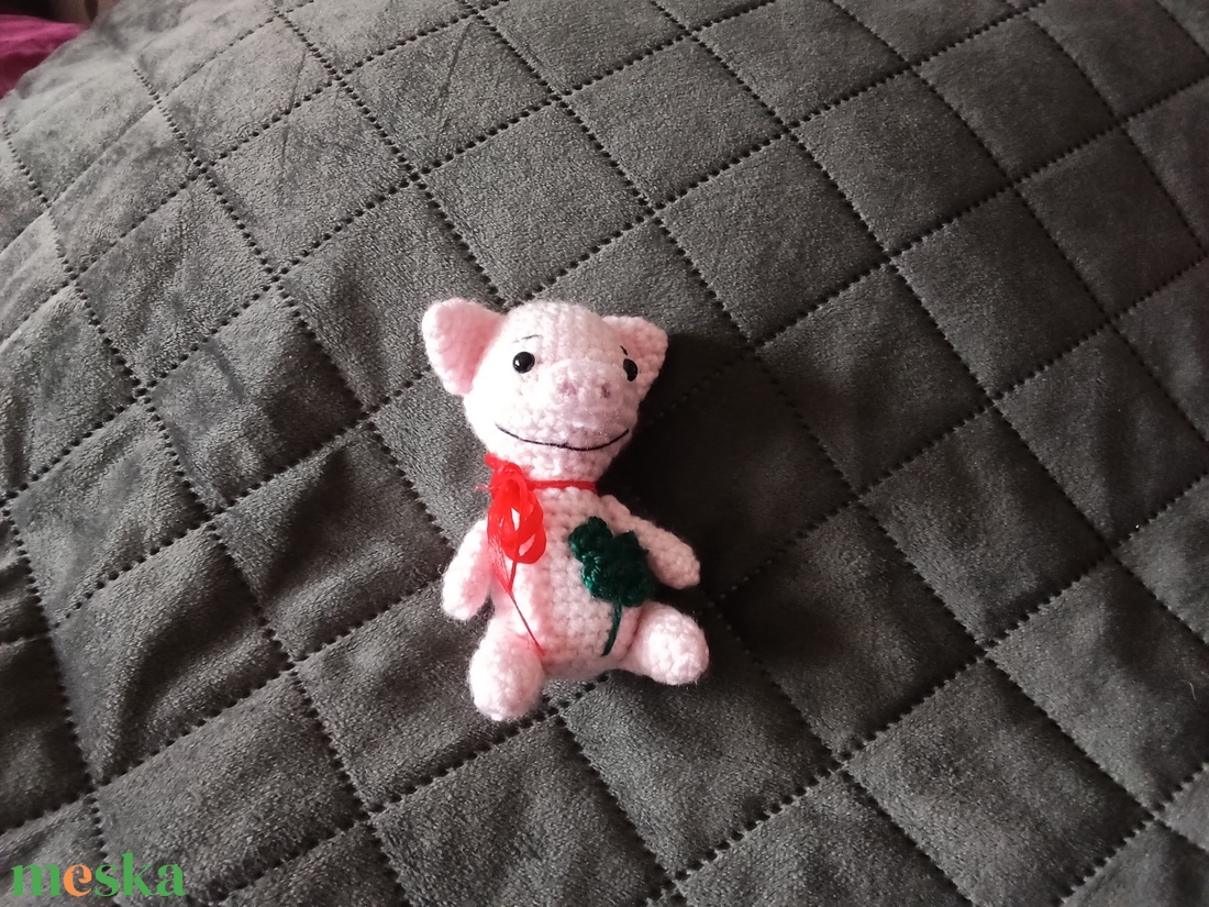 Szerencsehozó horgolt kismalac-amigurumi malac figura lóherével - játék & sport - plüssállat & játékfigura - malac - Meska.hu