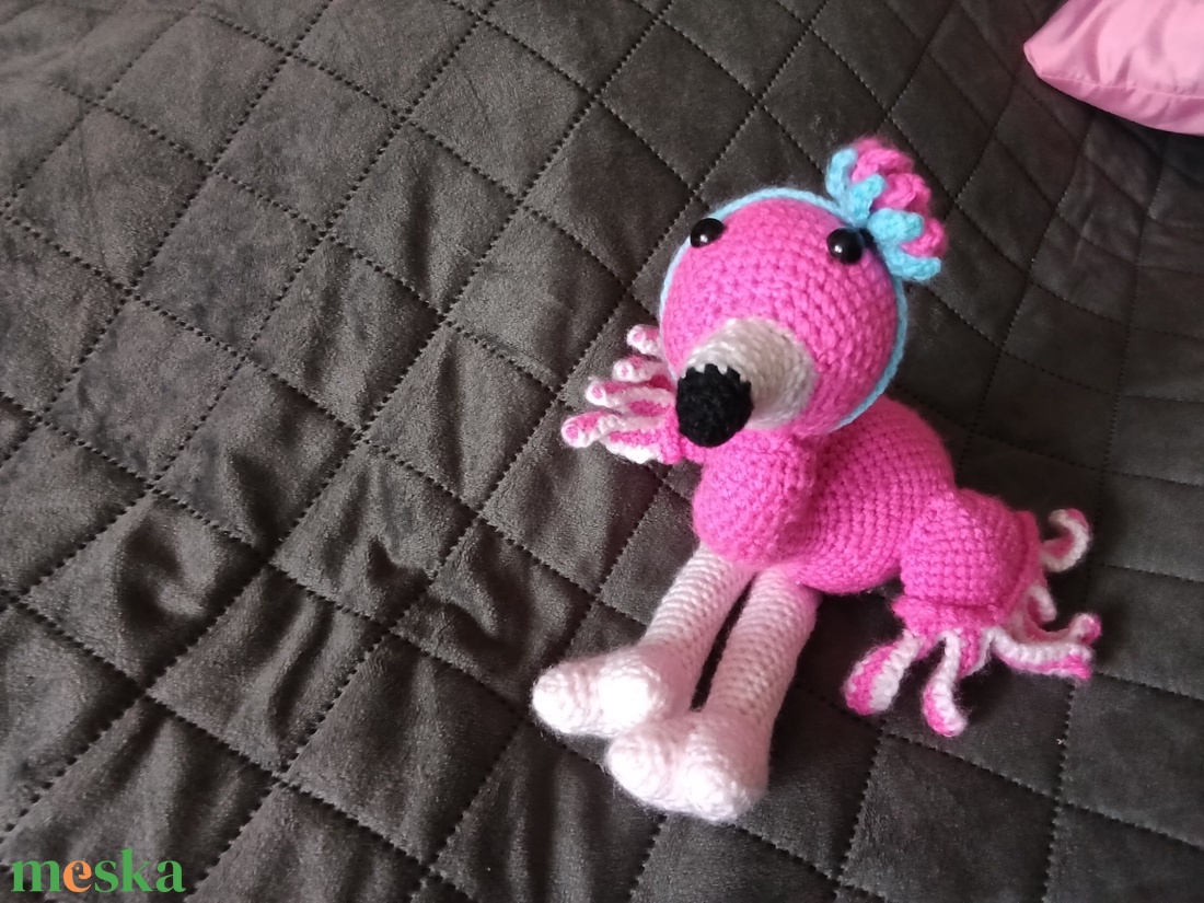 Kézzel horgolt amigurumi flamingó-puha plüssjáték színes fejdísszel - játék & sport - plüssállat & játékfigura - más figura - Meska.hu