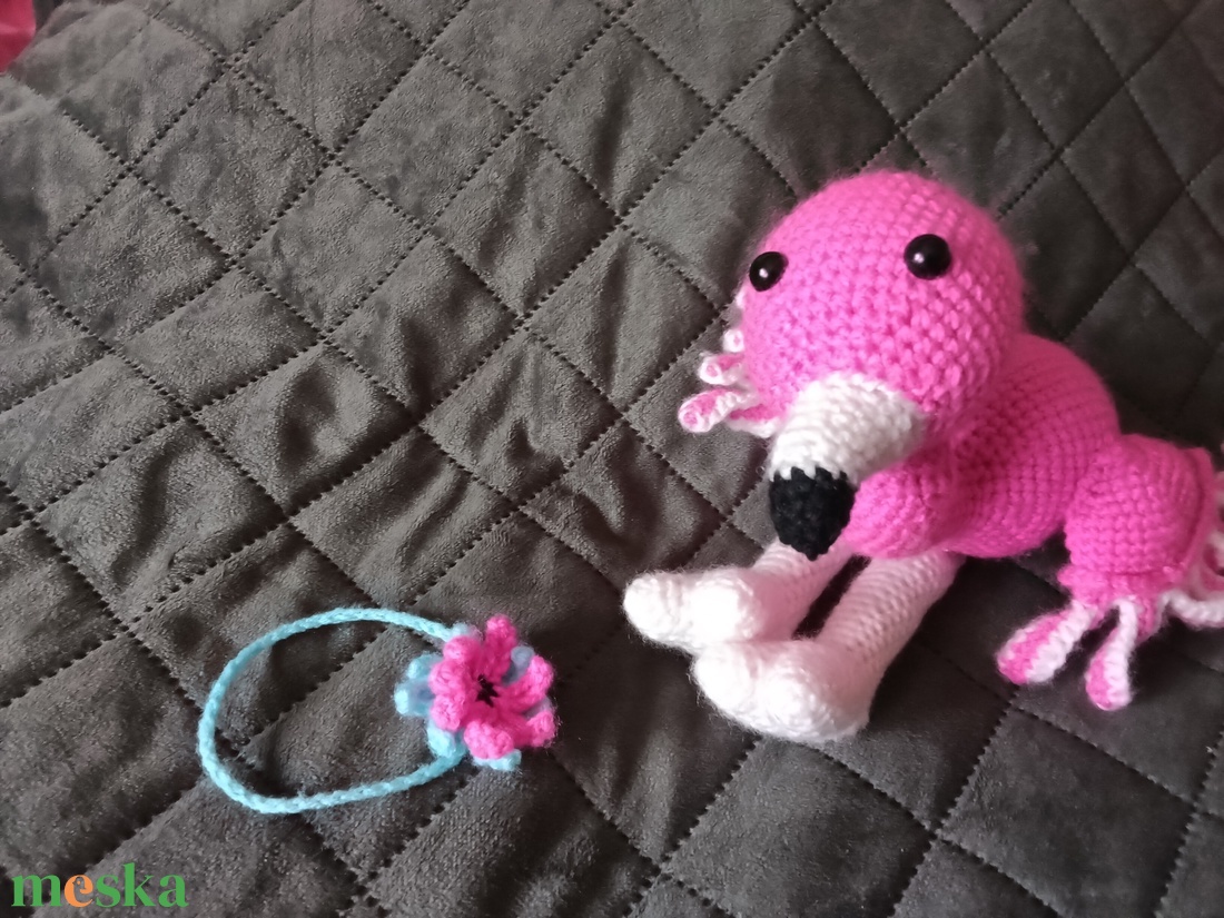 Kézzel horgolt amigurumi flamingó-puha plüssjáték színes fejdísszel - játék & sport - plüssállat & játékfigura - más figura - Meska.hu