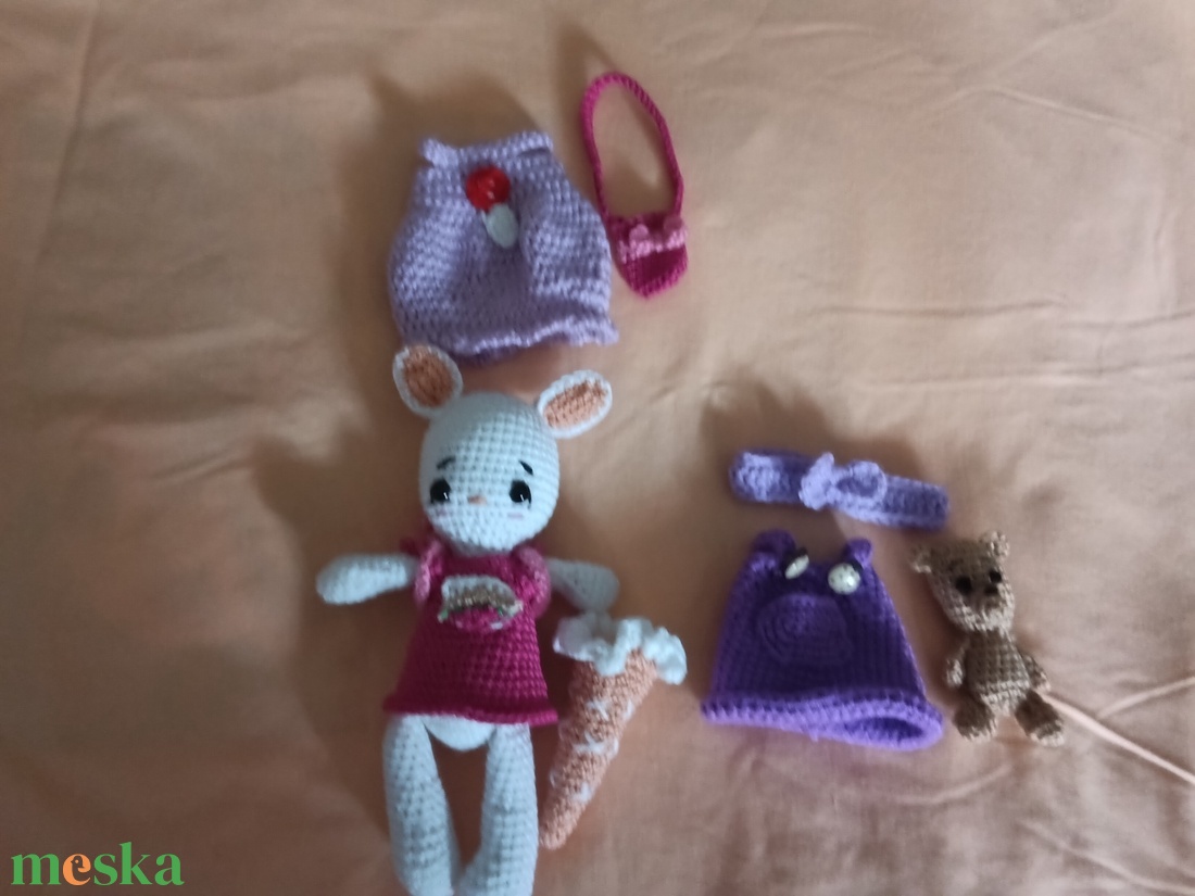 Öltöztethető amigurumi nyuszika luxus ruhatárral és minipajtival-kézzel horgolt,20cm - játék & sport - plüssállat & játékfigura - nyuszi - Meska.hu