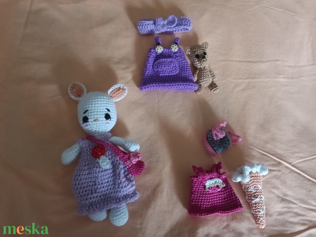 Öltöztethető amigurumi nyuszika luxus ruhatárral és minipajtival-kézzel horgolt,20cm - játék & sport - plüssállat & játékfigura - nyuszi - Meska.hu