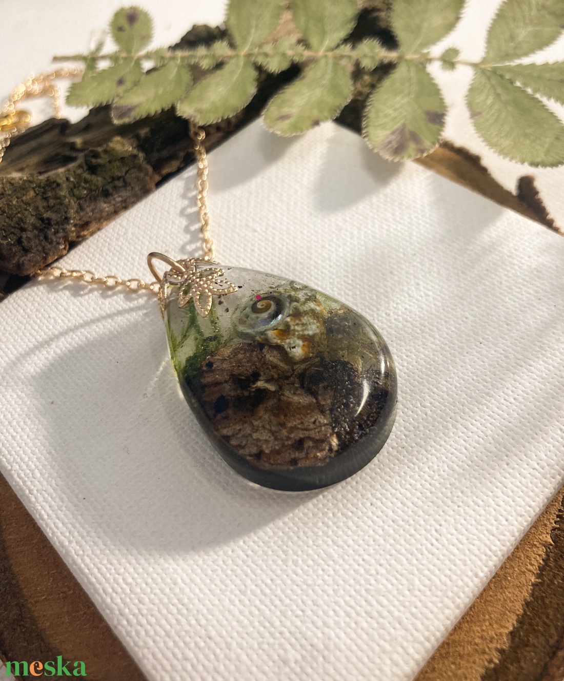Erdő mélyén műgyanta medál arany színű láncon  - ékszer - nyaklánc - medálos nyaklánc - Meska.hu