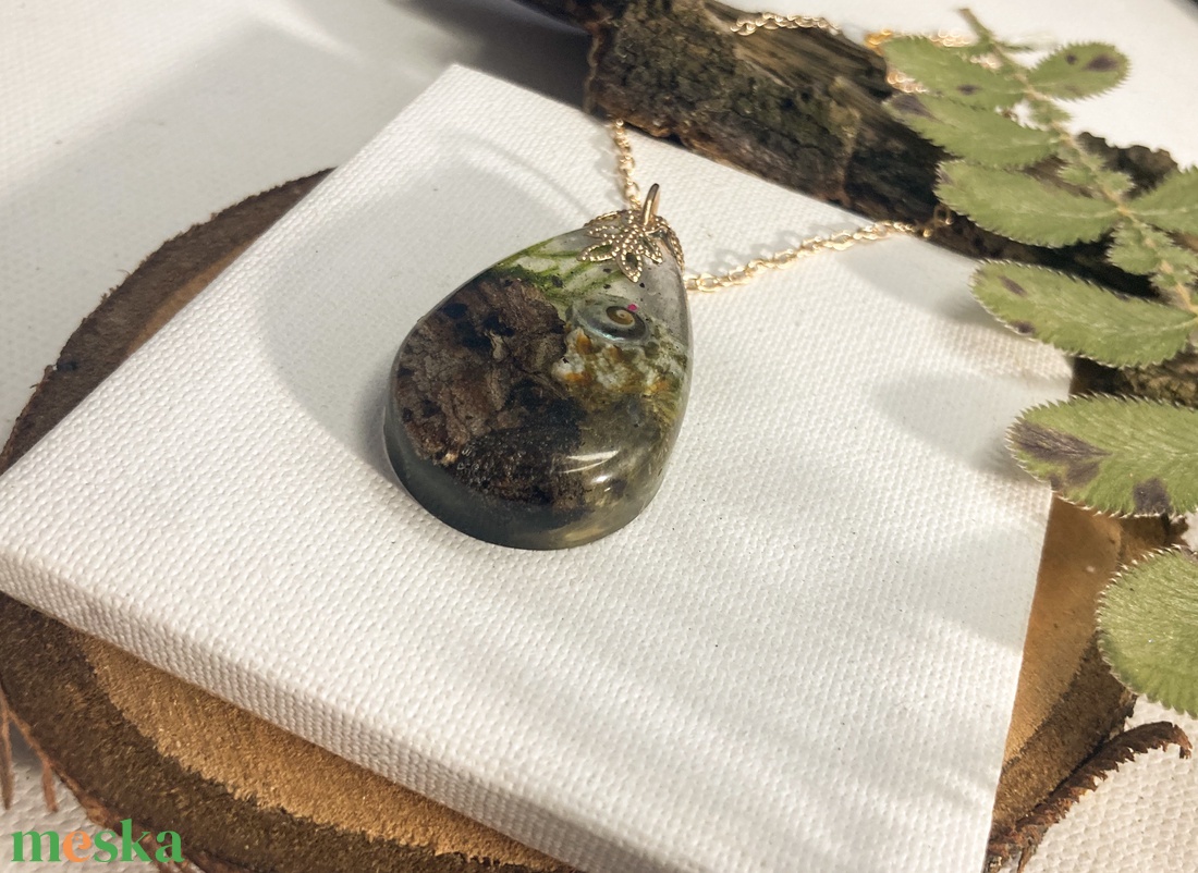 Erdő mélyén műgyanta medál arany színű láncon  - ékszer - nyaklánc - medálos nyaklánc - Meska.hu