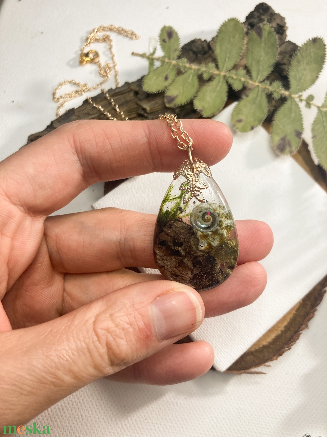Erdő mélyén műgyanta medál arany színű láncon  - ékszer - nyaklánc - medálos nyaklánc - Meska.hu