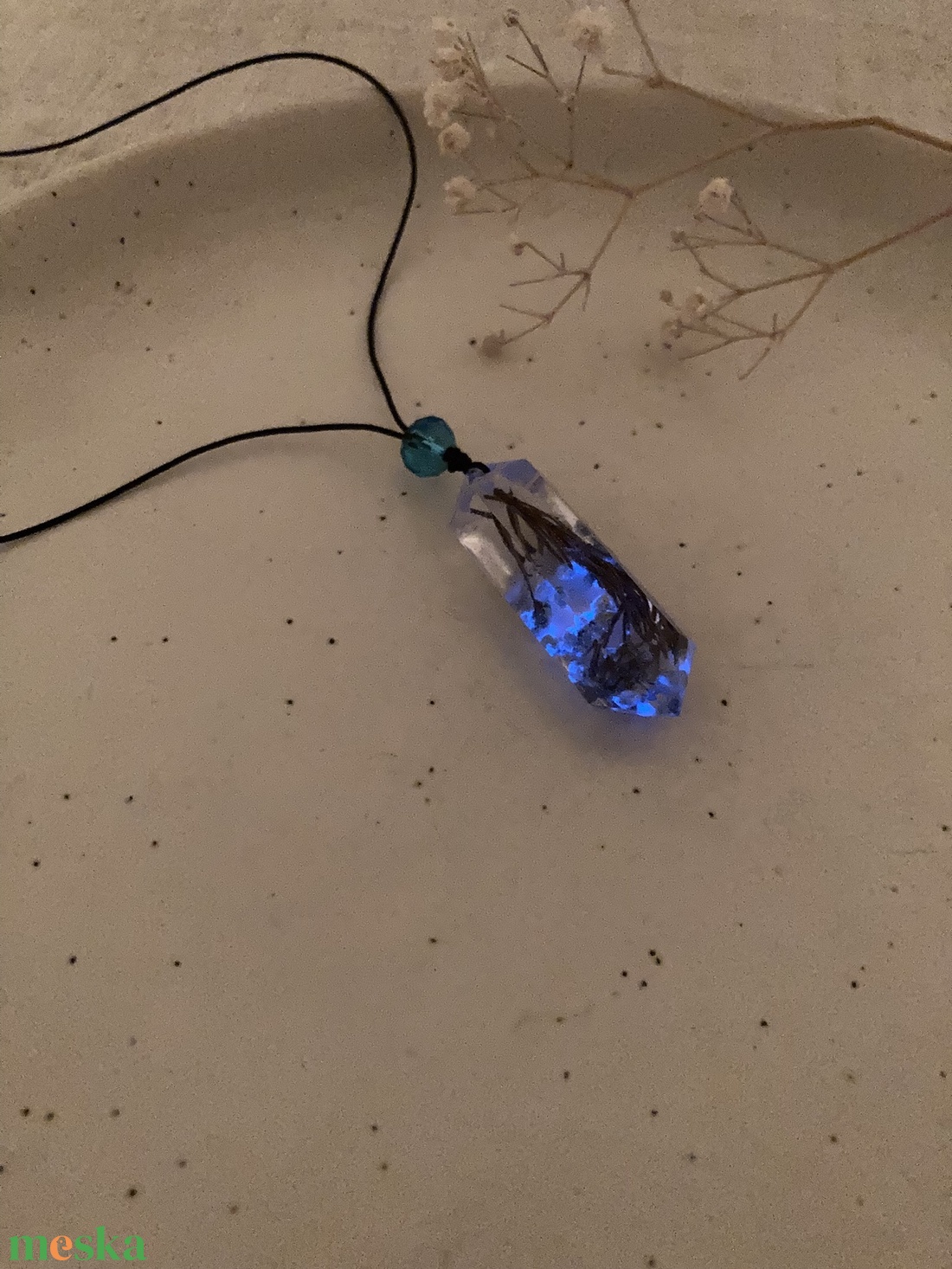 Fluoreszkáló műgyanta medál - ékszer - nyaklánc - medálos nyaklánc - Meska.hu Fluoreszkáló műgyanta medál - ékszer - nyaklánc - medálos nyaklánc - Meska.hu