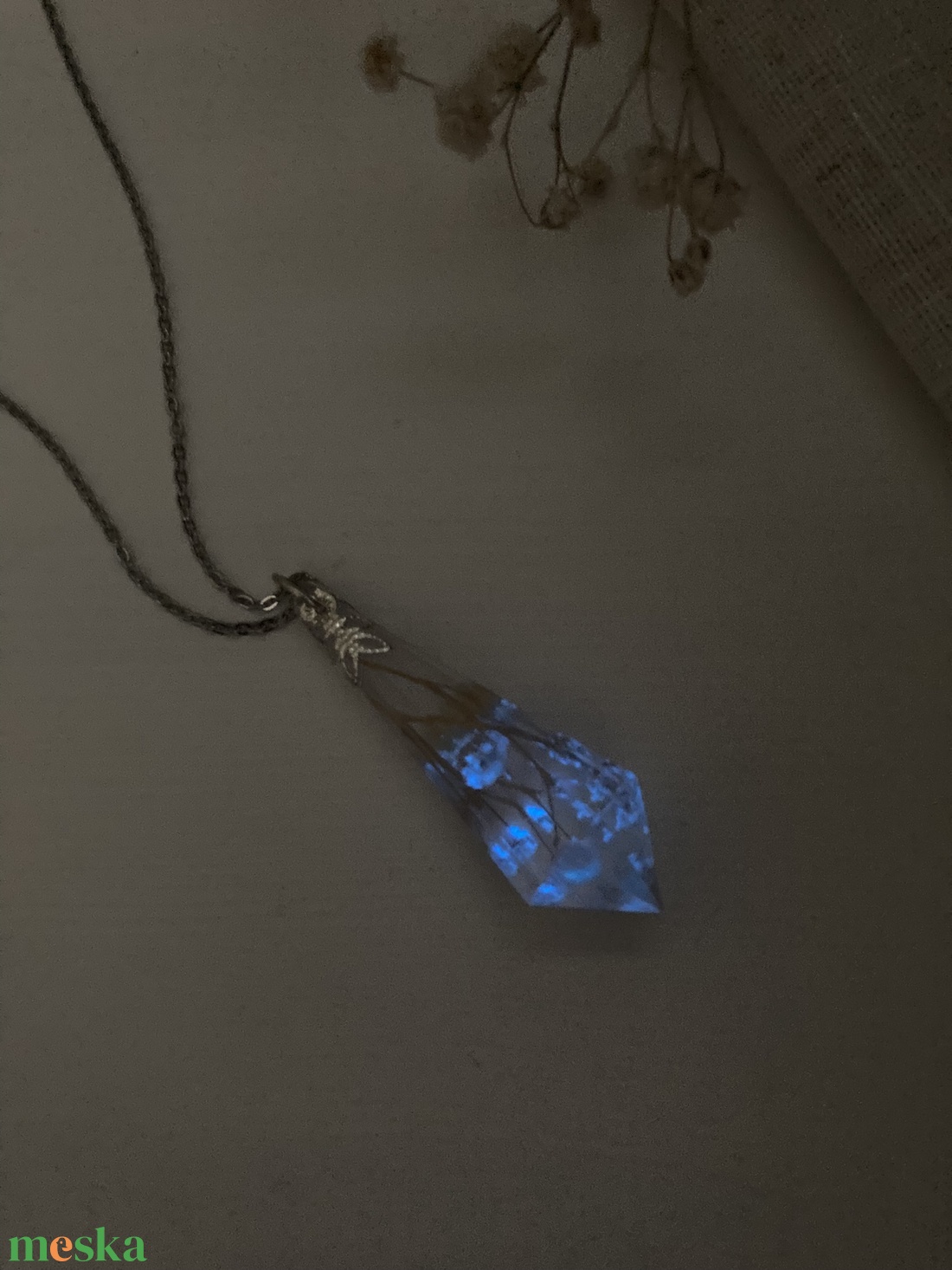 Műgyanta medál - Fluoreszkáló inga formájú műgyanta medál nemesacél láncon - ékszer - nyaklánc - medálos nyaklánc - Meska.hu Műgyanta medál - Fluoreszkáló inga formájú műgyanta medál nemesacél láncon - ékszer - nyaklánc - medálos nyaklánc - Meska.hu