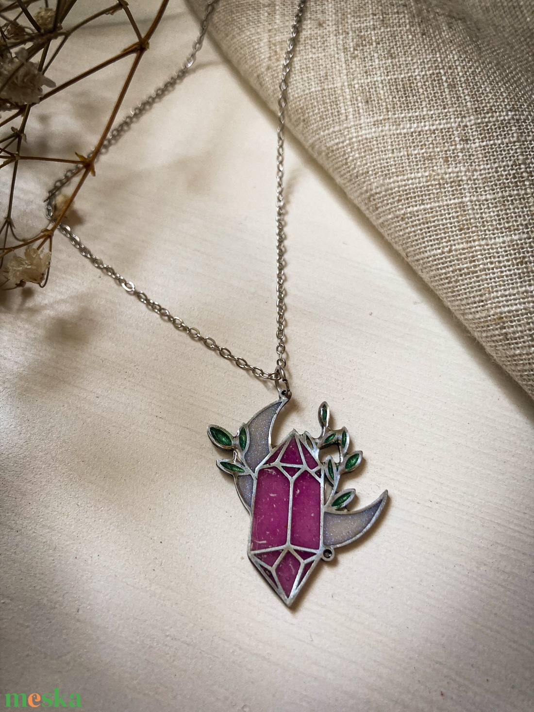 Fluoreszkáló műgyanta medál. - Hold kristály motívummal - ékszer - nyaklánc - medálos nyaklánc - Meska.hu Fluoreszkáló műgyanta medál. - Hold kristály motívummal - ékszer - nyaklánc - medálos nyaklánc - Meska.hu